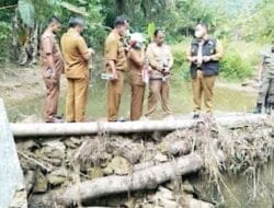 Bupati Dairi Tinjau Proyek Irigasi yang Jebol Diterjang Banjir
