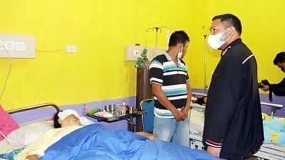 Bupati Franc Bernhard Jenguk Korban Musibah Truk Nahas