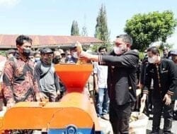 Bupati Pakpak Bharat Bagikan Puluhan Alsintan dan Mesin Pengering Multiguna