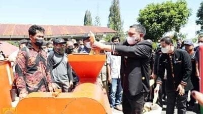 Bupati Pakpak Bharat Bagikan Puluhan Alsintan dan Mesin Pengering Multiguna