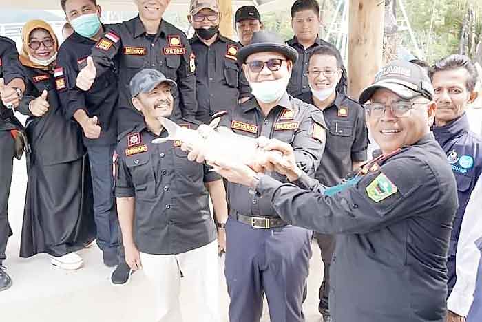 Bupati Solok Pimpin Goro dan Pelepasan Ikan di Danau Singkarak