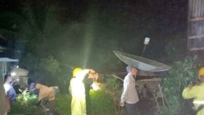 Hujan Deras dan Angin Kencang Tumbangkan Pohon dan Timpa Rumah Warga