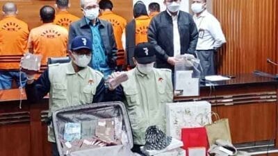 KPK Sita Uang Rp1,4 M dan Topi Dior dari Bupati Abdul Gafur Mas'ud