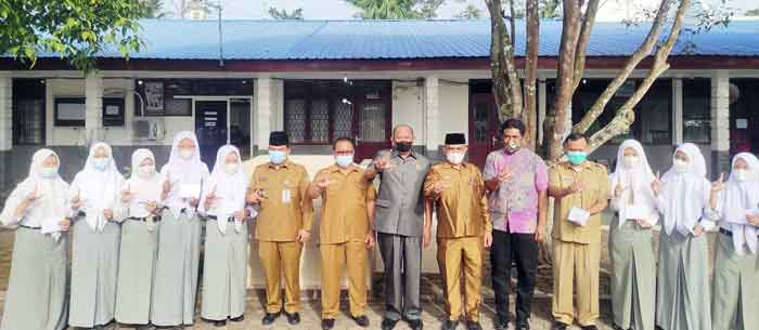 Wabup Langkat Beri Tali Asih Kepada Siswa dan Guru Berprestasi