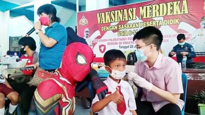 Vaksinasi Anak, Polsek Medan Helvetia Hadirkan Spiderman dan Transformers
