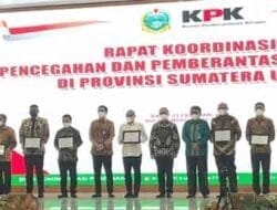 Bupati Eddy Berutu Terima Penghargaan dari KPK