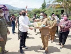 Bupati Pakpak Bharat Bagikan Masker dan Sabun Cuci Tangan