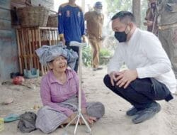 Bupati Pakpak Bharat Bagikan Kursi Roda