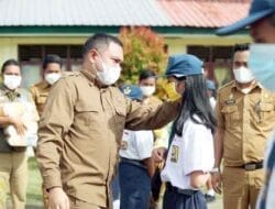 Bupati Pakpak Bharat Bagikan Masker dan Hand Sanitizer Kepada Pelajar