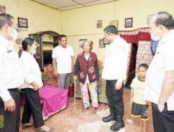 Bupati Pakpak Bharat Kembali Bagikan Kursi Roda Kepada Penyandang Cacat dan Lansia