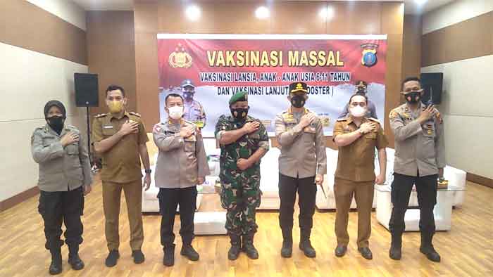 Kapolrestabes Medan Tinjau Pelaksanaan Vaksinasi Massal di Mall Centre Point