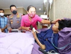 Kapolri Jenguk Sinta Aulia Anak Penderita Tumor Kaki
