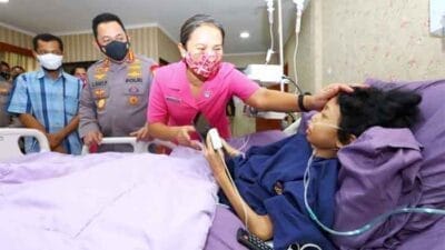 Kapolri Jenguk Sinta Aulia Anak Penderita Tumor Kaki