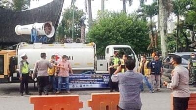 Kapolsek Medan Kota Lakukan Penyemprotan Mapolsek