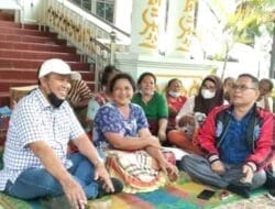 Petani Tidur di Depan Pintu DPRD Langkat