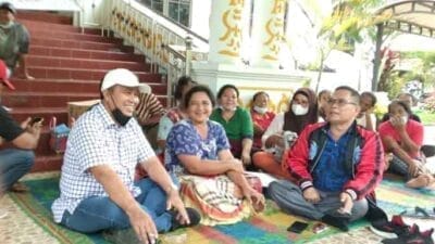 Petani Tidur di Depan Pintu DPRD Langkat