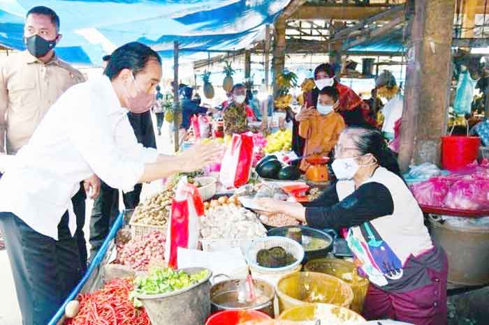 Presiden Jokowi Beri Bantuan Tunai ke Pedagang Pasar Induk Sidikalang