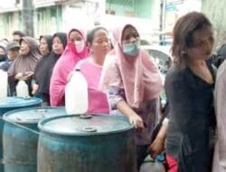 Ratusan Ibu-ibu di Langkat Rela Berdesakan dan Antre