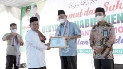 Syah Afandin Serahkan Penghargaan Tokoh Pembangunan Ponpes