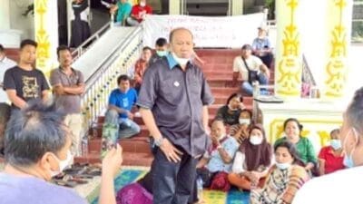 Syah Afandin Temui Pengunjuk Rasa Bermalam di DPRD Langkat