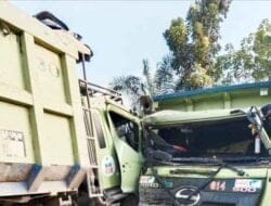 Tabrakan Berlawanan Arah antara Dua Dumptruck Tronton di Jalan Padang Tualang
