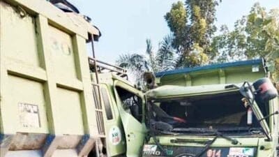Tabrakan Berlawanan Arah antara Dua Dumptruck Tronton di Jalan Padang Tualang