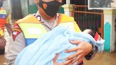 Brimob Poldasu Evakuasi Bayi Perempuan Terjebak Banjir