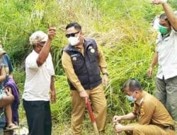Bupati Eddy Berutu Pasang Patok Proyek Jalan di Simpang Lau Paske–Pasir Tengah