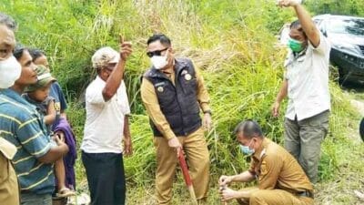 Bupati Eddy Berutu Pasang Patok Proyek Jalan di Simpang Lau Paske–Pasir Tengah