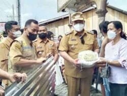 Bupati Eddy Berutu Serahkan Bantuan Seng dan Sembako untuk Korban Angin Kencang