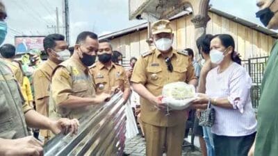 Bupati Eddy Berutu Serahkan Bantuan Seng dan Sembako untuk Korban Angin Kencang