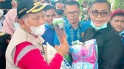 Bupati Epyardi Asda Serahkan Langsung Bantuan Korban Gempa Pasbar