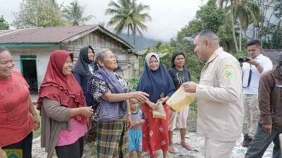 Bupati Pakpak Bharat Bagikan Minyak Goreng Secara Gratis
