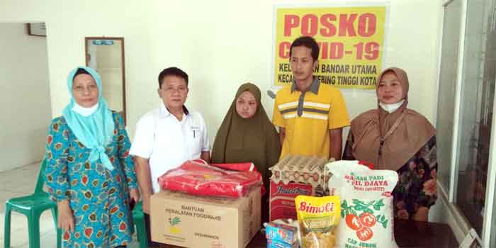 Dinsos Kota Tebing Tinggi Turun Langsung Berikan Bantuan Sembako