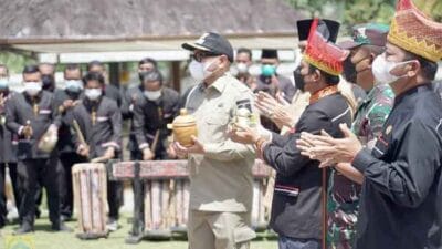 Tokoh Masyarakat Serahkan Tanah & Air dari Pakpak Bharat