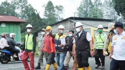 Bupati Eddy Berutu Letakkan Batu Pertama Proyek Pelebaran Jalan Menuju Kota Sidikalang