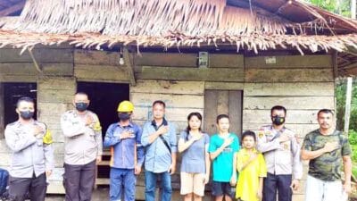 Kapolsek Lahewa Merasa Iba, Pasang Listrik Gratis Bagi Nenek Buruh Kebun