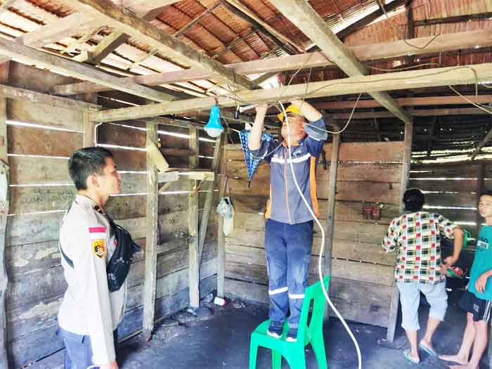 Kapolsek Lahewa Merasa Iba, Pasang Listrik Gratis Bagi Nenek Buruh Kebun