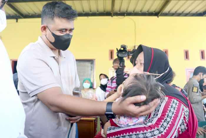 Ketika Bobby Nasution Berikan Solusi Seorang Ibu di Posyandu Mangga Medan Denai