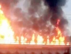 Mobil Pickup Muatan 15 Drum Minyak Mentah Hangus Terbakar