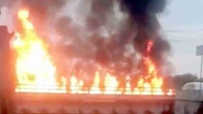 Mobil Pickup Muatan 15 Drum Minyak Mentah Hangus Terbakar