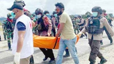 Tim Operasi Damai Cartenz 2022 Evakuasi 8 Korban Penembakan KKB