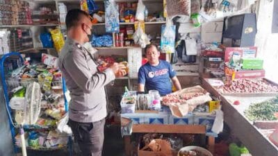 Bhabinkamtibmas Polsek Lahewa Monitoring Harga dan Ketersediaan Minyak Goreng