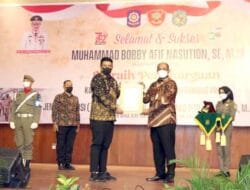 Bobby Nasution Terima Penghargaan Karya Bhakti Peduli Satuan Polisi Pamong Praja dari Mendagri