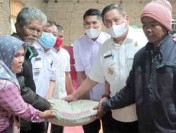 Bupati Eddy Berutu Beri Bantuan Pembangunan Mushola Nurul Mania di Kecamatan Parbuluan