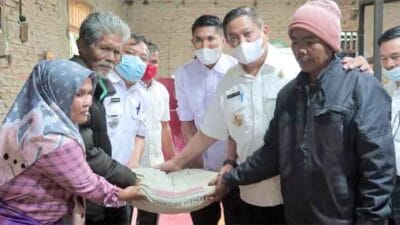 Bupati Eddy Berutu Beri Bantuan Pembangunan Mushola Nurul Mania di Kecamatan Parbuluan
