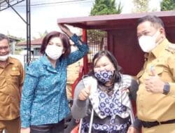 Bupati Eddy Berutu Berikan Bantuan Kendaraan Roda 3 Ke Penyandang Disabilitas