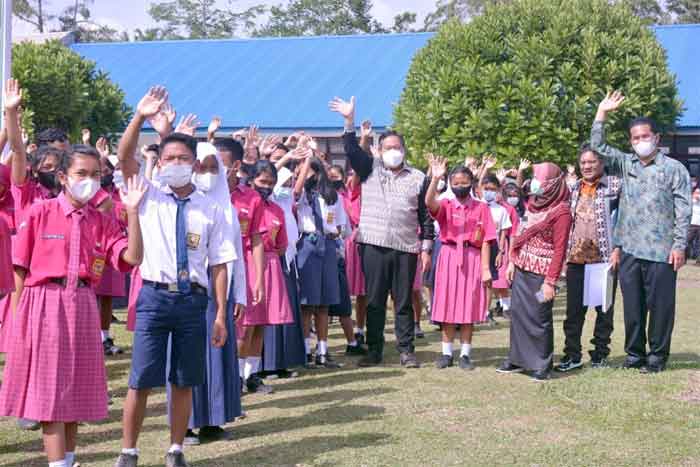 Bupati Eddy Berutu Pantau Pelaksanaan Ujian di SMPN 2 & 3 Sidikalang