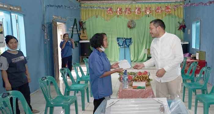 Bupati Pakpak Bharat Serahkan Bantuan Renovasi Gereja GKKI Traju