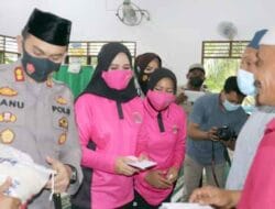 Kapolres Langkat dan Ketua Bhayangkari Berikan Paket Beras dan Uang untuk Bilal dan Penggali Makam